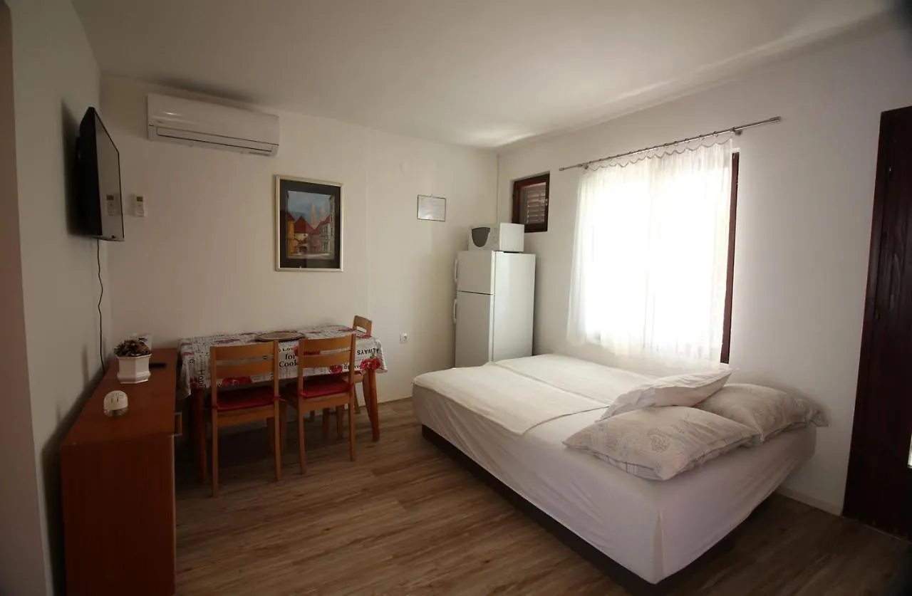 Apartmani Niessner Malinska 0*,  Croatia